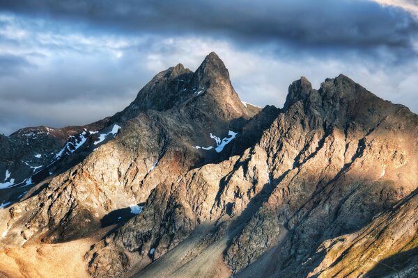 Berglandschaft auf grauem Himmel Hintergrund