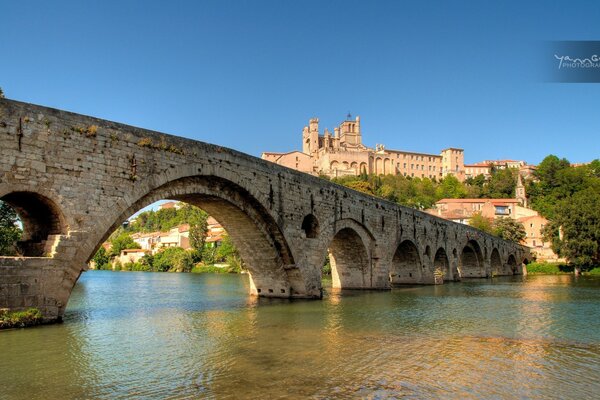 Paisaje del puente arqueado frente al castillo