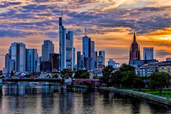 Europas Stadt am Sonnenuntergang des Tages