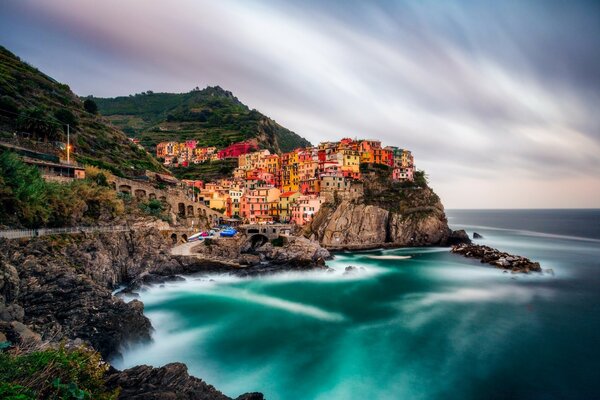 Ville sur un rocher près de la mer d Azur