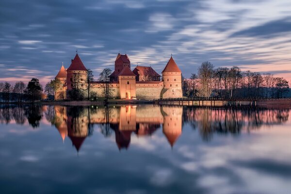 Hermoso paisaje en el castillo con reflejo en el agua