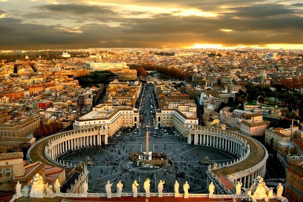 Praça de São Pedro no Vaticano em meio ao pôr do sol