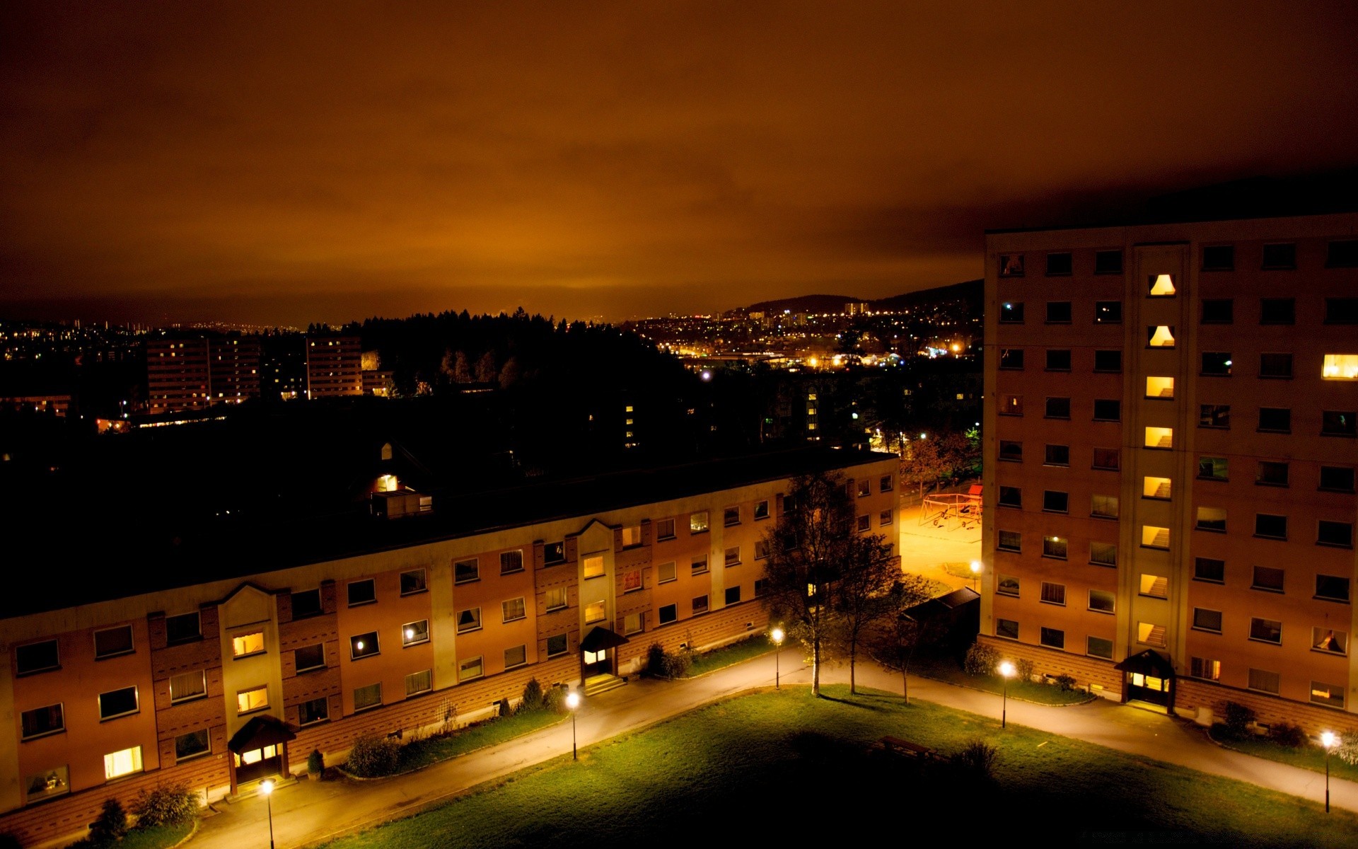 europa cidade rua arquitetura viagens casa luz noite crepúsculo ao ar livre pôr do sol céu urbano estrada centro da cidade