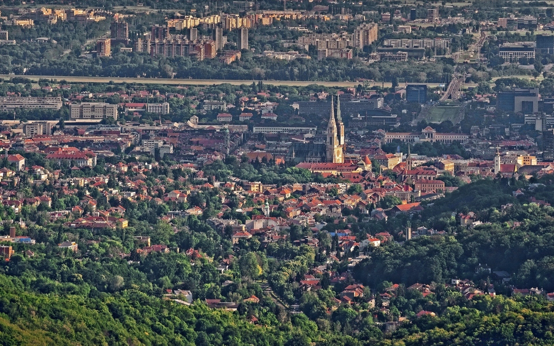 європа місто місто панорамний місто архітектура антена будинок скайлайн подорожі панорама пагорб церква видовище дахи пейзаж пам ятка міський будинок оброблювані землі