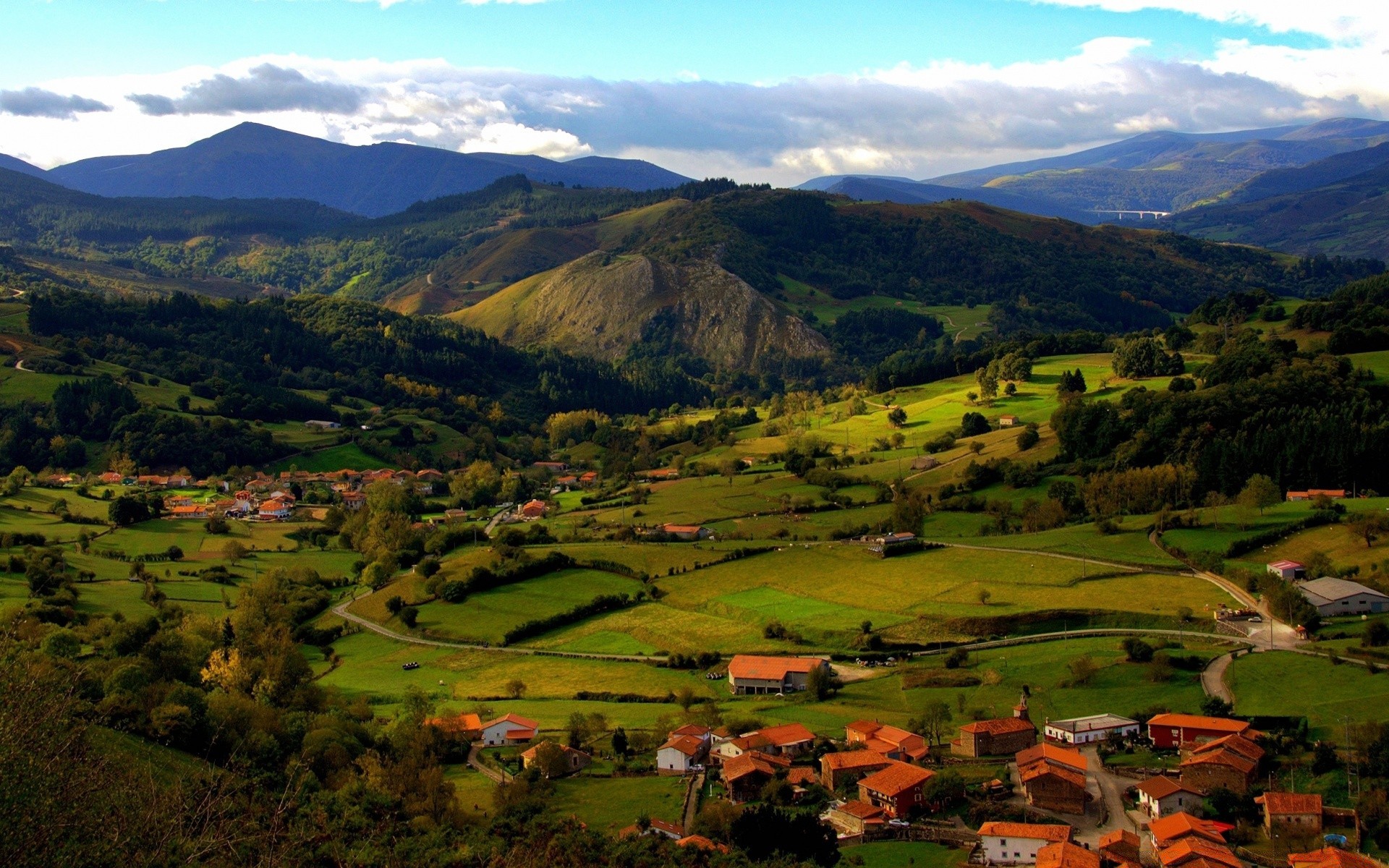 europa berge landschaft reisen im freien natur tal hügel bebautes land landschaft landwirtschaft himmel baum landschaftlich holz gras sommer