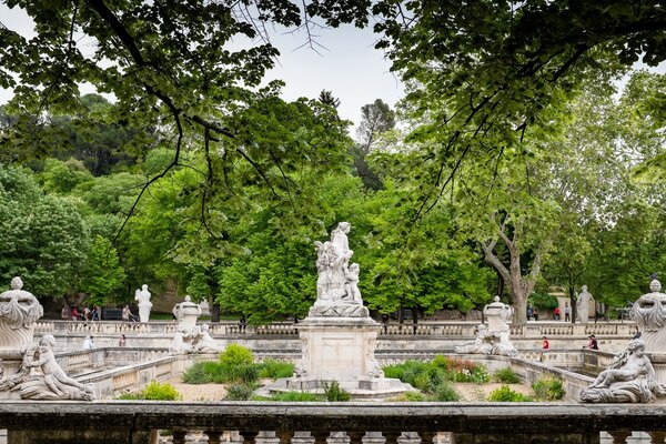 Sculptures en pierre dans le parc de l Europe