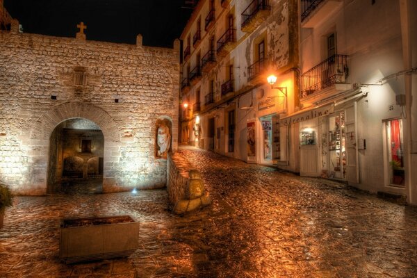 Ciudad de noche con edificio de ladrillo