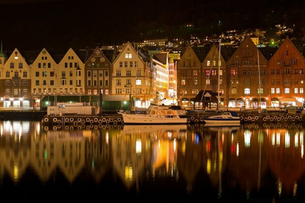 Reflejo en el estanque nocturno de hermosas casas europeas antiguas