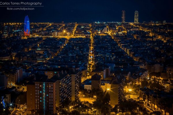 Ciudad nocturna iluminada en el crepúsculo