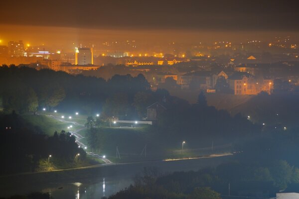 Die Nachtstadt ist von Nebel umgeben