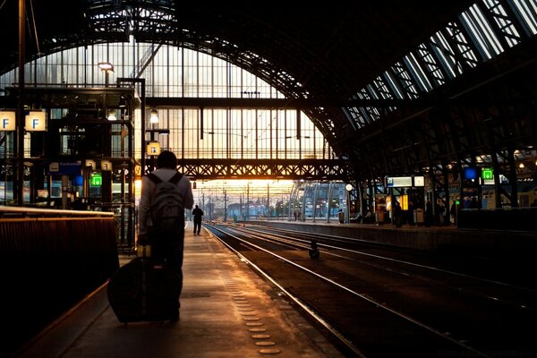 Homme avec une valise à la gare