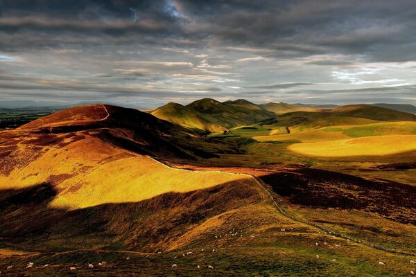 Le nuvole gettano ombre sorprendenti sulle colline