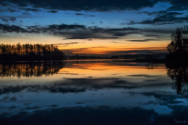 Sonnenuntergang in der Reflexion des Sees