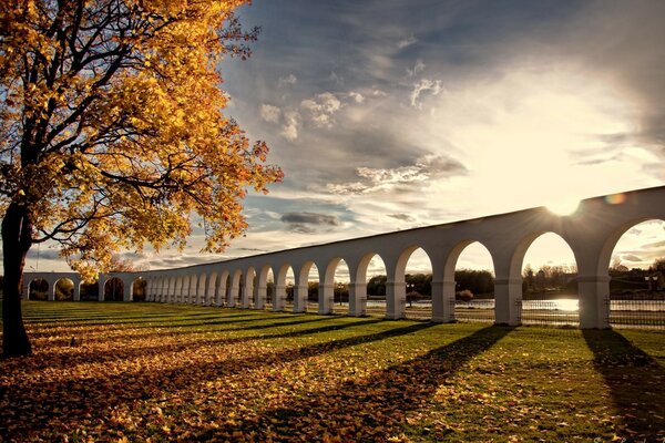 Hermoso paisaje de otoño al atardecer