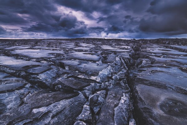 La résine noire est devenue la terre, dans les fissures profondes, les failles dans la lumière de la nuit sombre