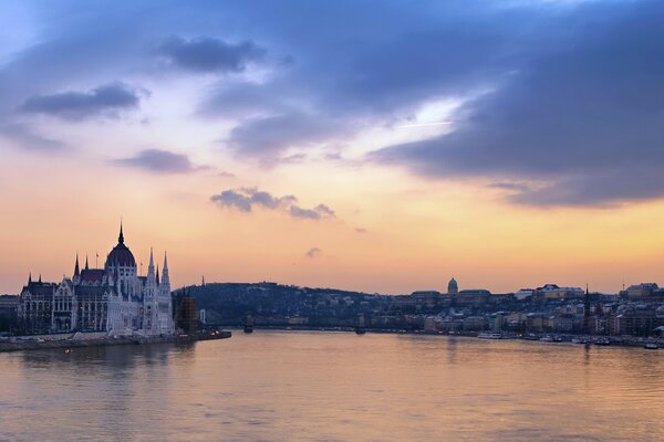 Strutture architettoniche al tramonto con un lago