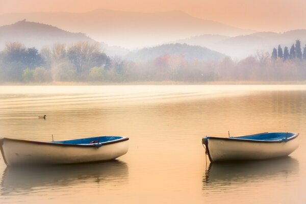 Zwei Boote sind die Dämmerung und der Sonnenuntergang