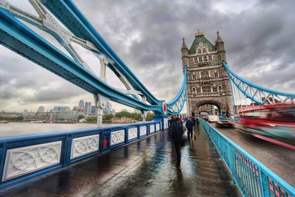 Paisaje urbano con puente antiguo