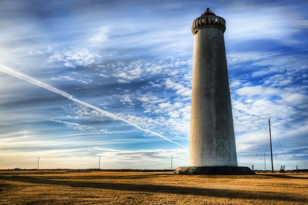 Faro en el fondo del cielo de la mañana