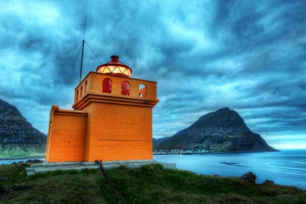 Nuages flottants et phare sur le rivage