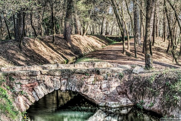 Alte Steinbrücke über den Fluss