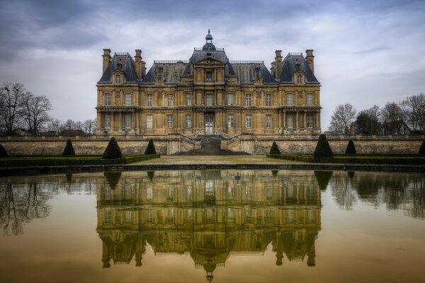 El castillo europeo se refleja en el agua