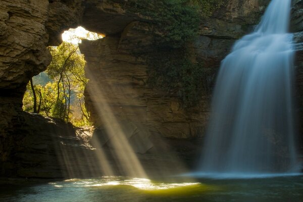 Wasserfall in einer dunklen Höhle in Europa