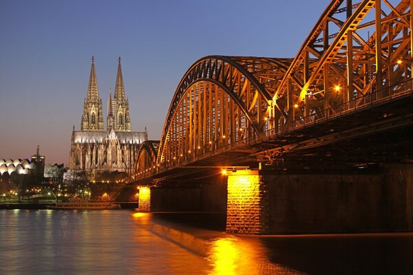 Brücke über Wasser, Architektur und Abend