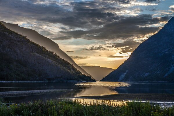 Incroyablement beau paysage de montagne avec un plan d eau