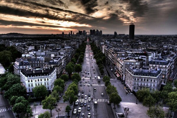 Paris aus der Vogelperspektive vom Arc de Triomphe in Richtung der Jalousien