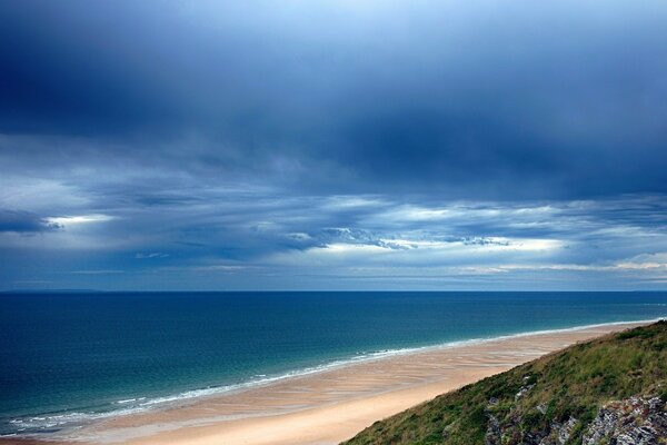 Bord de mer. Horizon. Ciel sombre