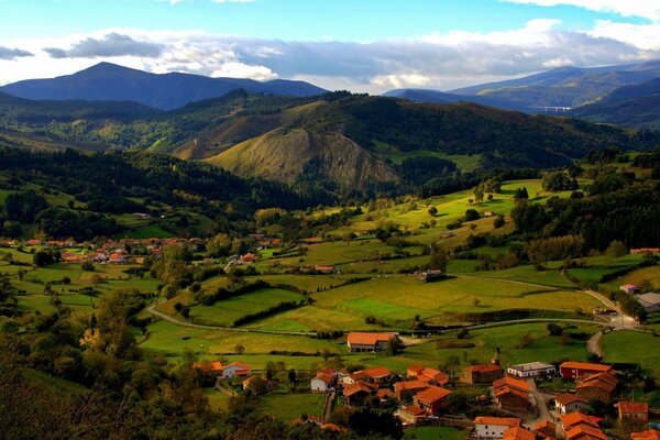 Petite ville au milieu des montagnes verdoyantes