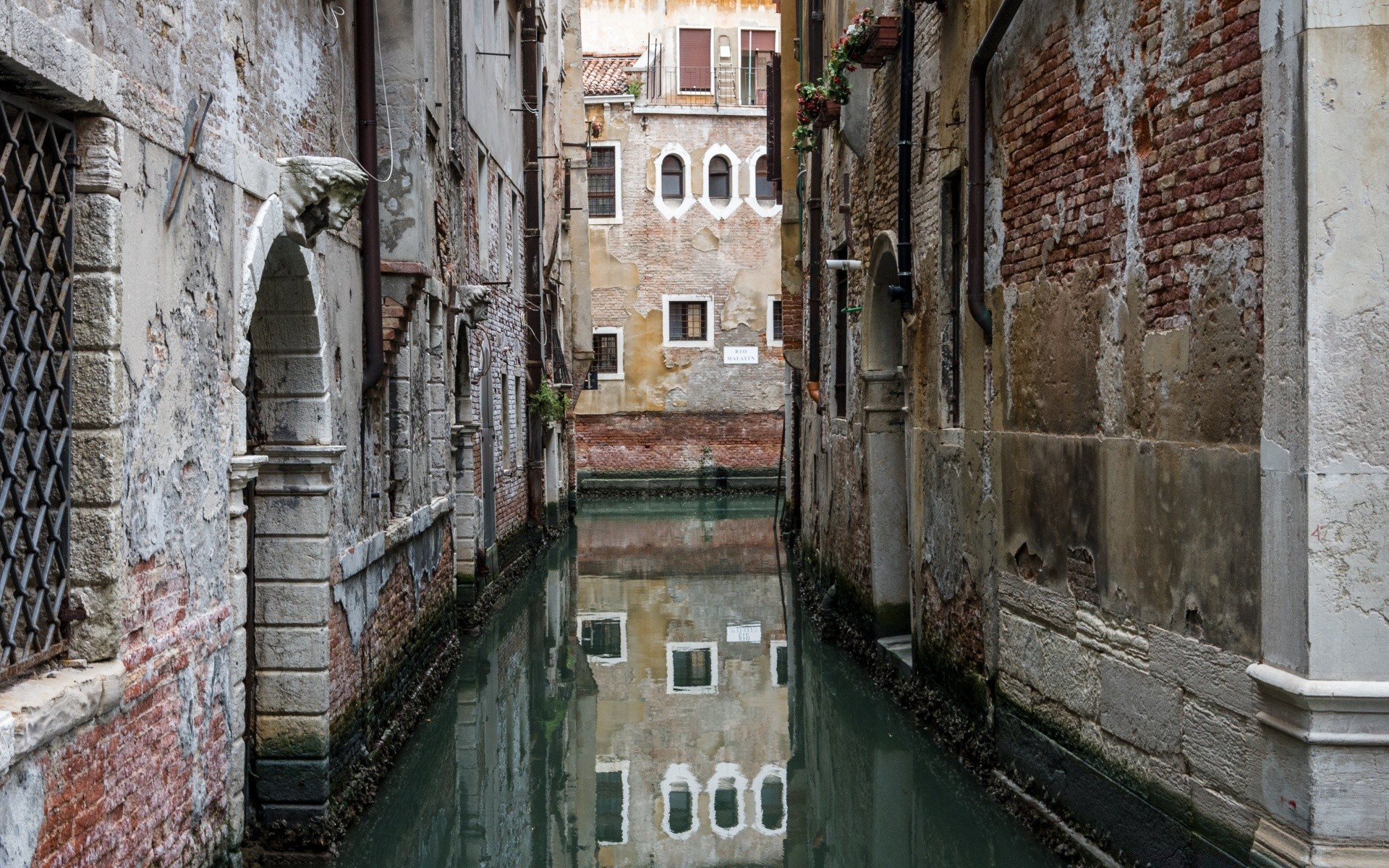 europa velho arquitetura gótico casa casa parede antigo janelas cidade rua viagem estreito porta abandonado beco tradicional cidade pedra urbano