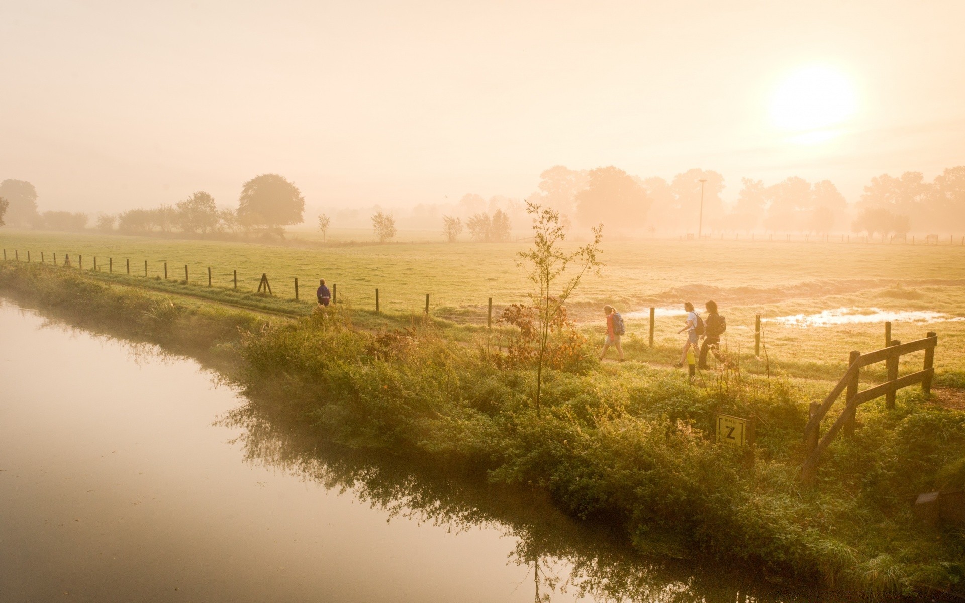 europa paisaje amanecer agua niebla río lago reflexión puesta de sol naturaleza niebla árbol clima medio ambiente agricultura al aire libre campo hierba granja cielo sol