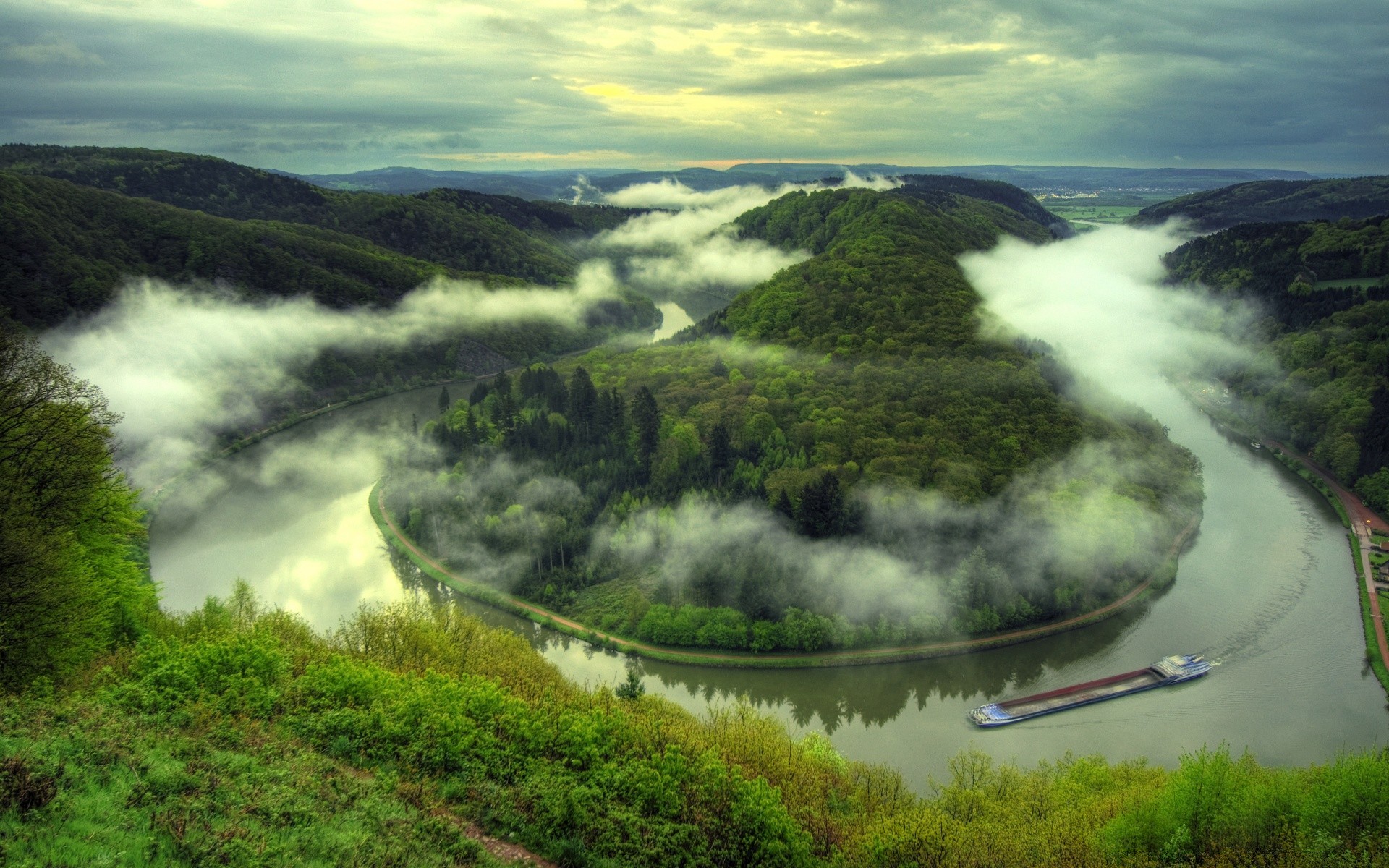 europa landschaft wasser reisen natur fluss im freien himmel see berge nebel gras landschaftlich hügel tal nebel holz