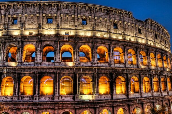 Colosseo serale con illuminazione