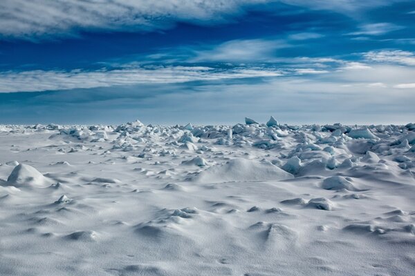 Invierno frío, nieve y témpanos de hielo