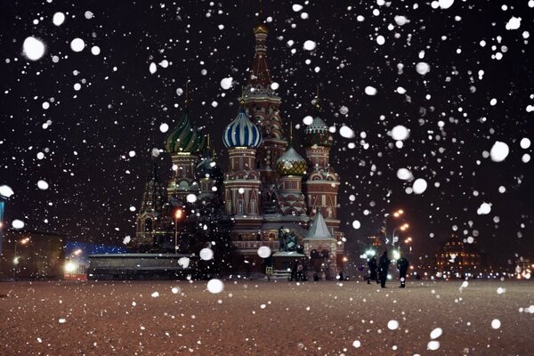 Neige sur fond de temple à Moscou