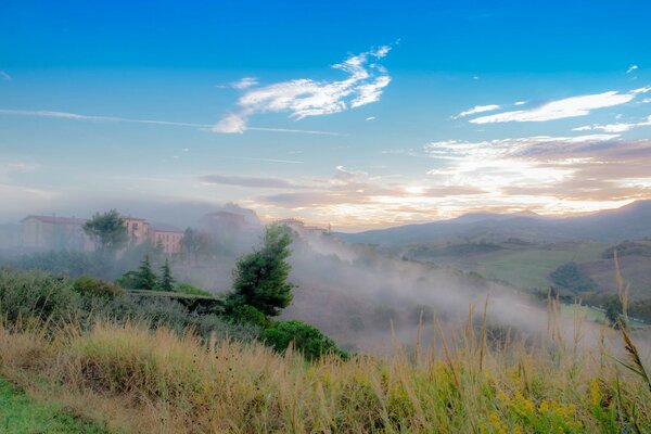 Leichter Nebel, der sich über der Steppe ausbreitet