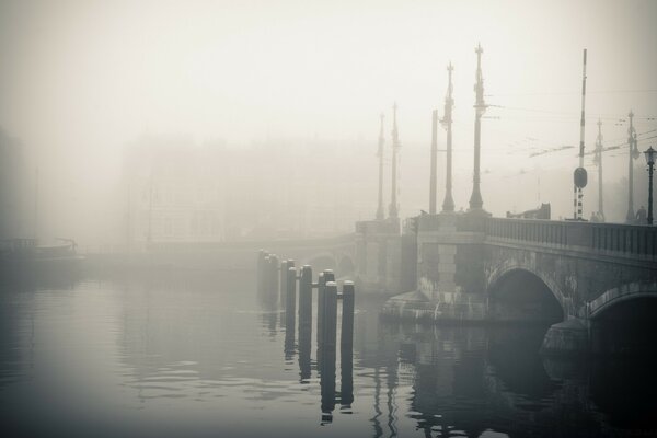 Nebel über dem Fluss in Europa