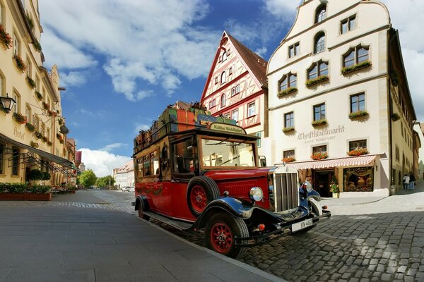 Retromobil in der Nähe von Häusern