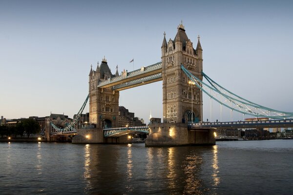 El puente del río es una arquitectura inusual