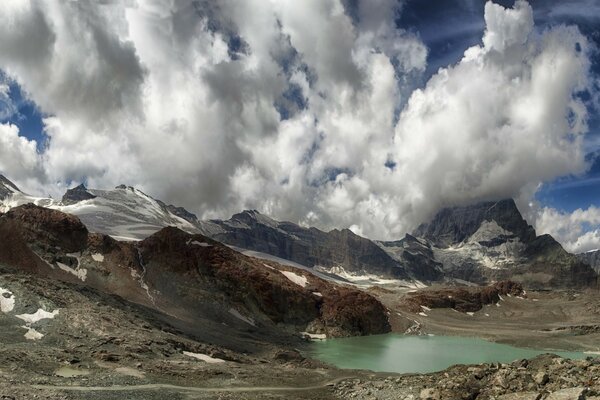 Paesaggio montano con nuvole bianche sporgenti