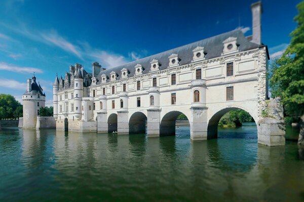 Ein ungewöhnliches architektonisches Gebäude im Wasser in Europa