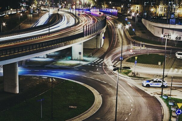 晚上在高速公路上