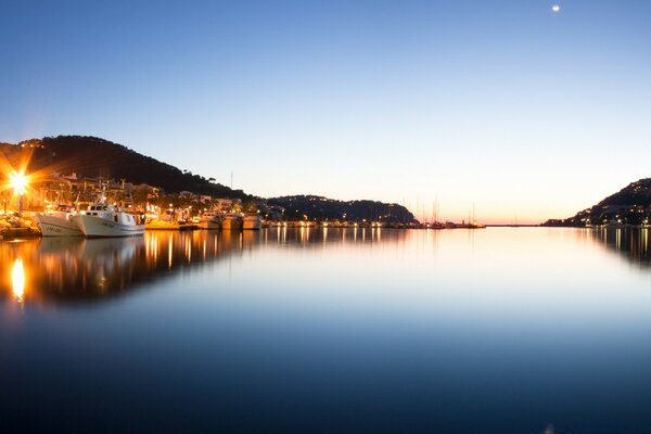 Puesta de sol en calma . Golfo