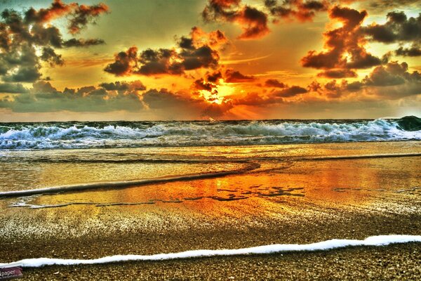 Coucher de soleil sur la mer dans les tons rouges