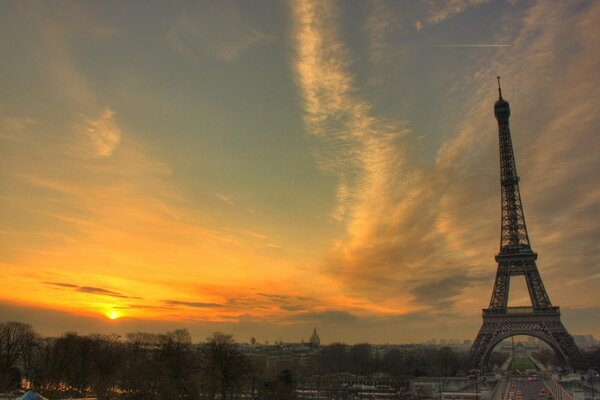 Torre Eiffel ao amanhecer