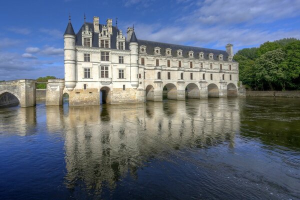 Belo castelo europeu na água