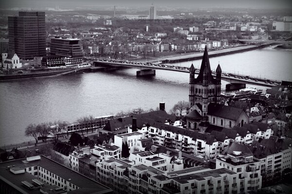 Puente en Europa sobre el río, hermosa arquitectura